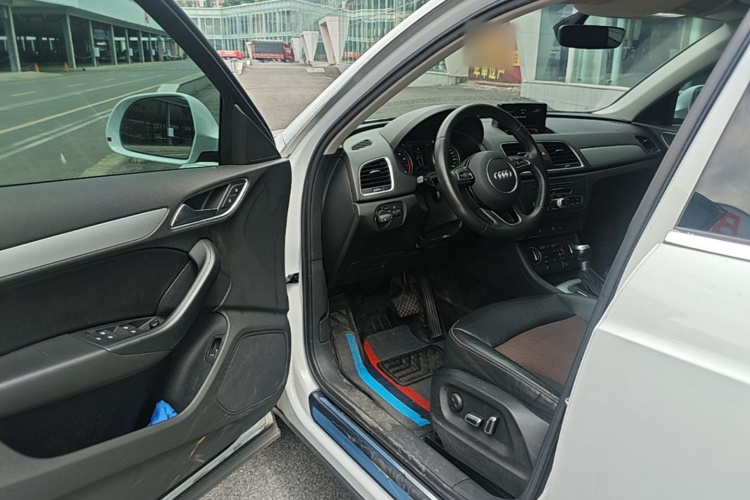 Audi Q3 2019 car image #16