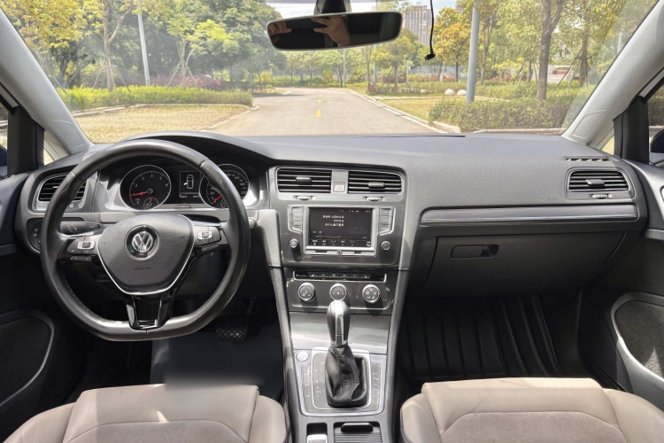 Volkswagen Golf 2017 car image #10