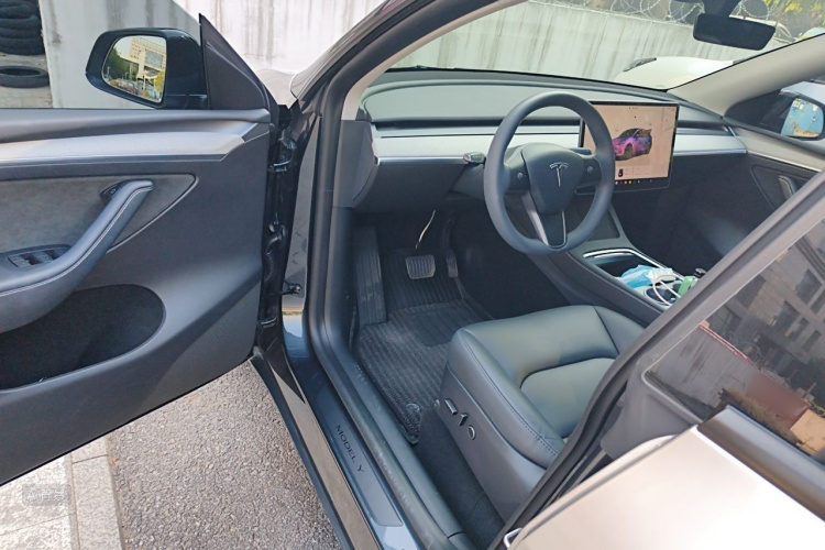 Tesla Model Y 2024 car image #18