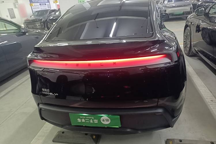 Tesla Model Y 2026 #6 Tesla Model Y 2026 car image #6