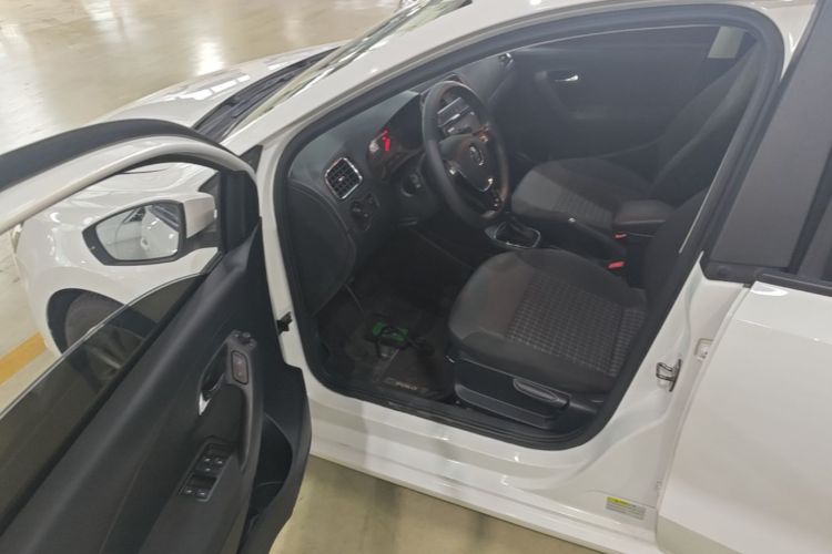 Volkswagen Polo 2018 car image #16