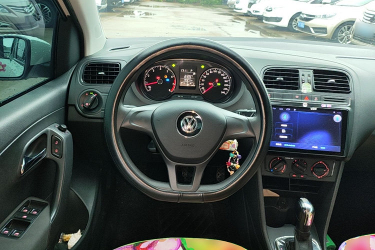 Volkswagen Polo 2019 car image #11
