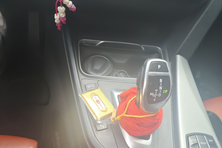 BMW 3 Series 2018 car image #19