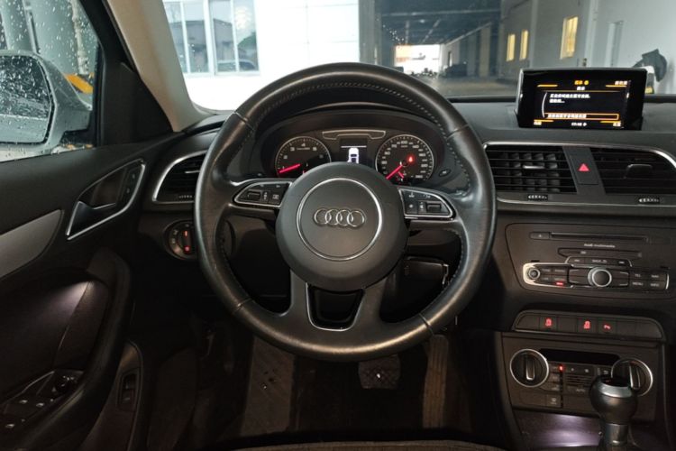 Audi Q3 2019 car image #12