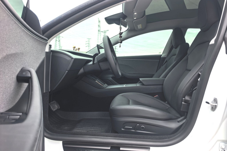 Tesla Model 3 2026 immagine di auto #9