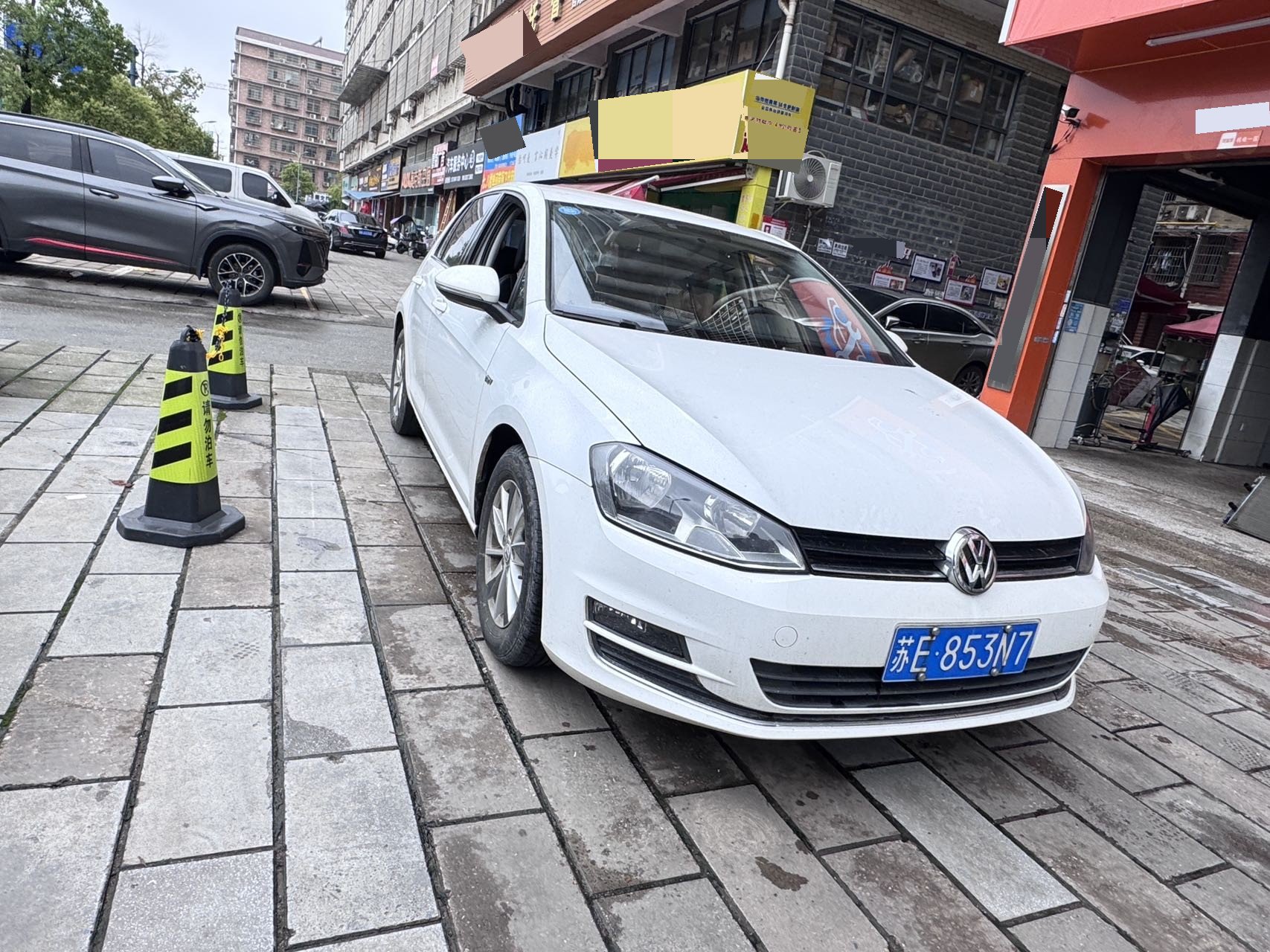 Volkswagen Golf 2026 car image #2