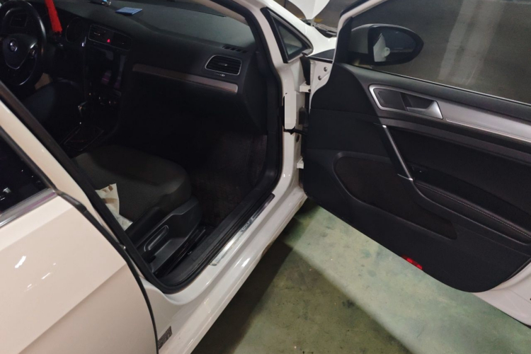 Volkswagen Golf 2020 car image #23