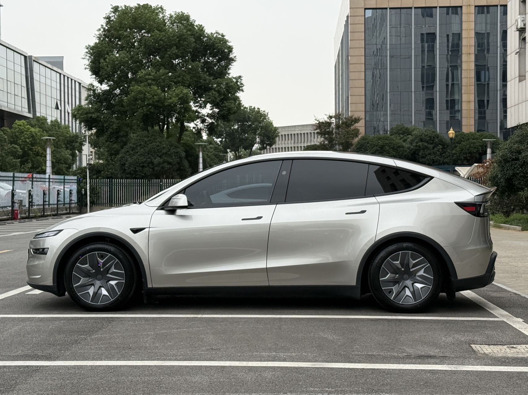 Tesla Model Y L 2025 изображение автомобиля #3