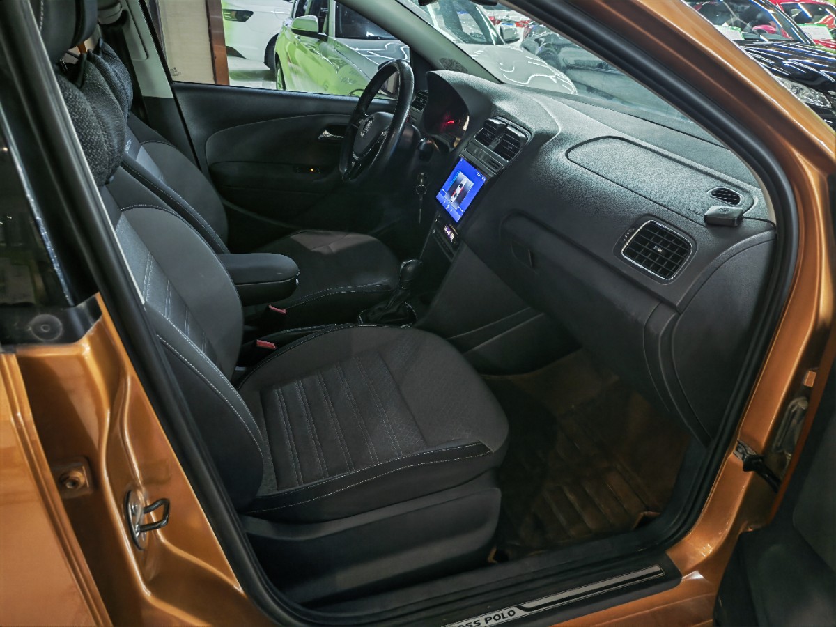 Volkswagen Polo 2015 car image #8