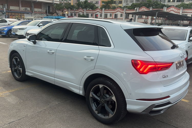 Audi Q3 2022 car image #7