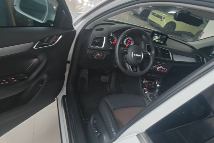 Audi Q3 2018 car image #16