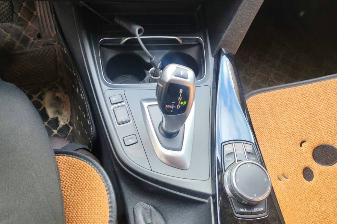 BMW 3 Series 2018 car image #27