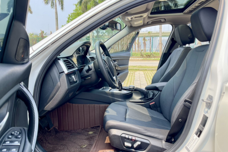 BMW 3 Series 2017 car image #11