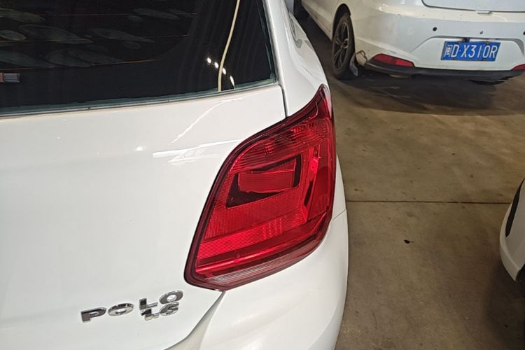 Volkswagen Polo 2015 car image #8