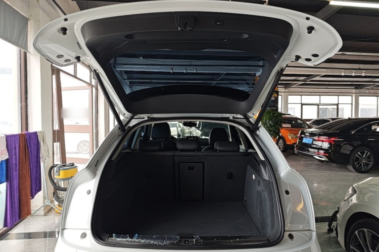 Audi Q3 2018 car image #19