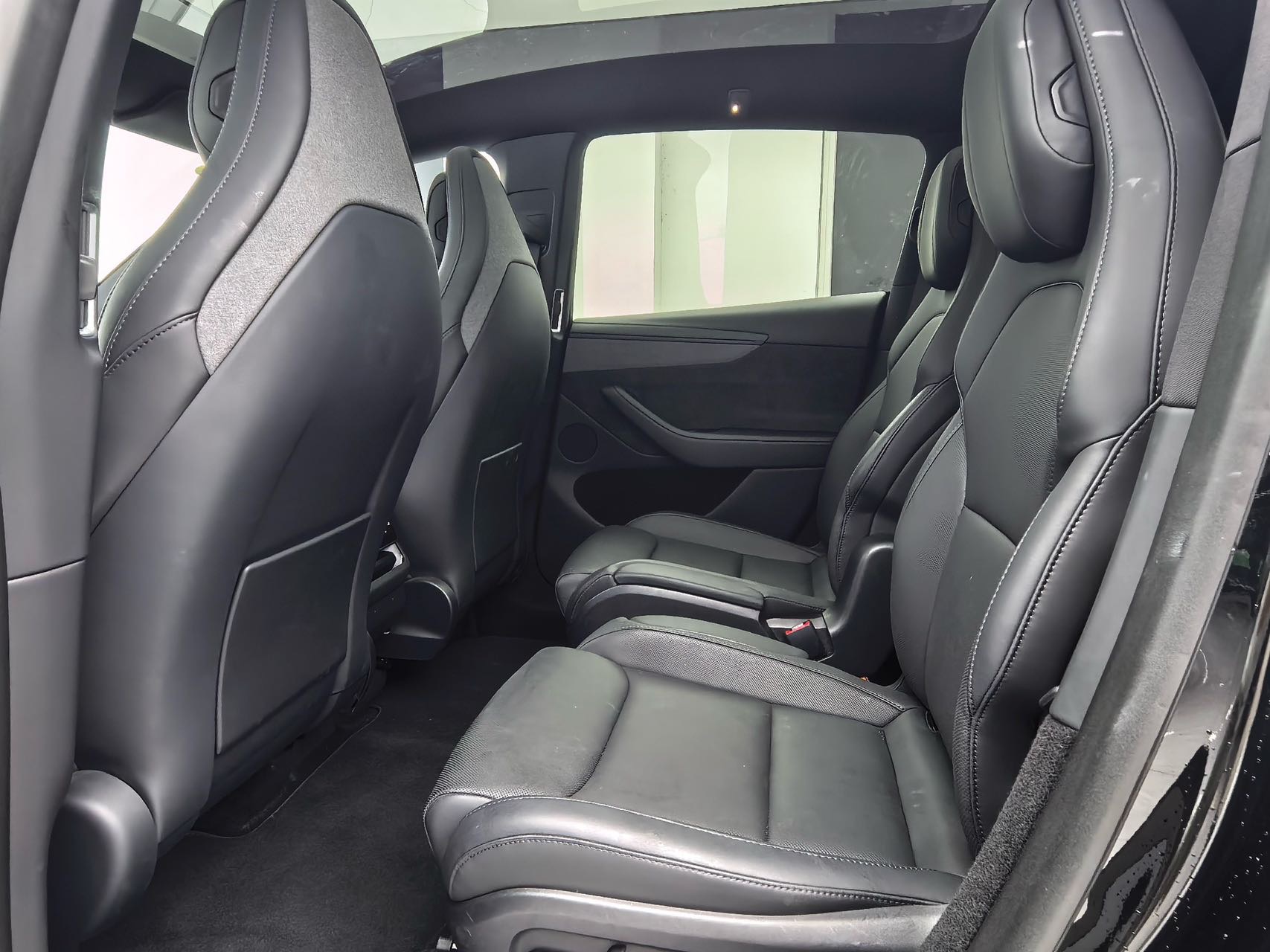 Tesla Model Y L 2025 car image #5