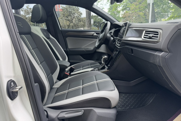 Volkswagen T-Roc 2025 car image #23