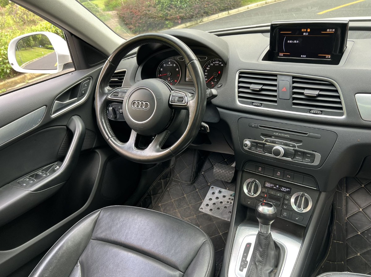 Audi Q3 2015 car image #14