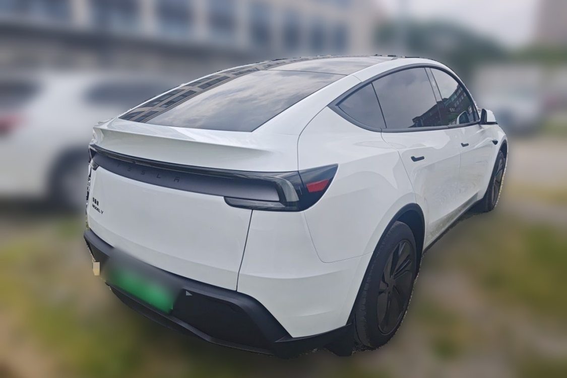 Tesla Model Y 2026 #4 Tesla Model Y 2026 car image #4