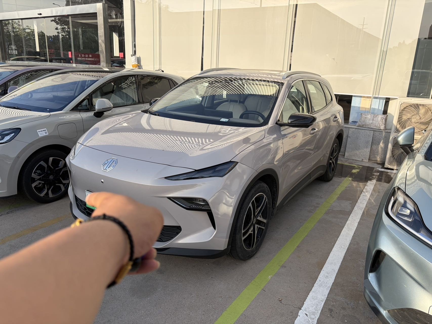 MG ES5 2024 immagine di auto 