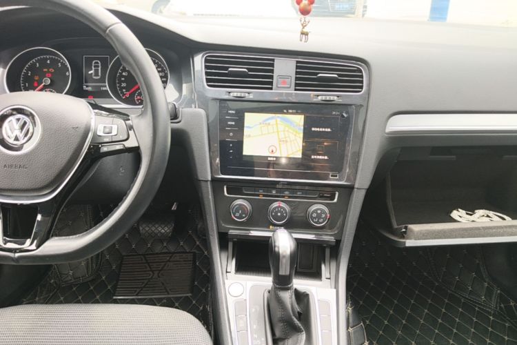 Volkswagen Golf 2020 car image #13