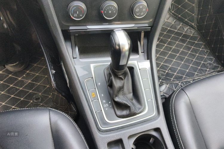Volkswagen Golf 2019 car image #16