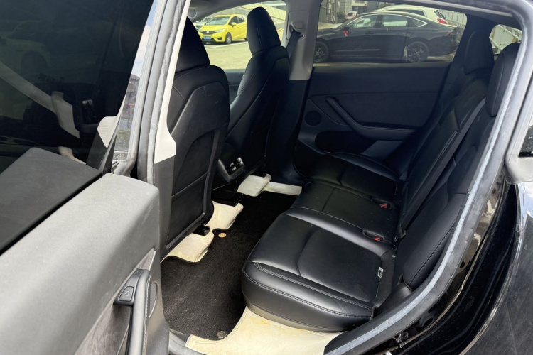 Tesla Model Y 2023 car image #17
