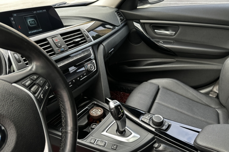 BMW 3 Series 2018 car image #13