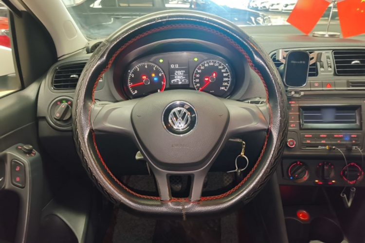 Volkswagen Polo 2015 car image #11
