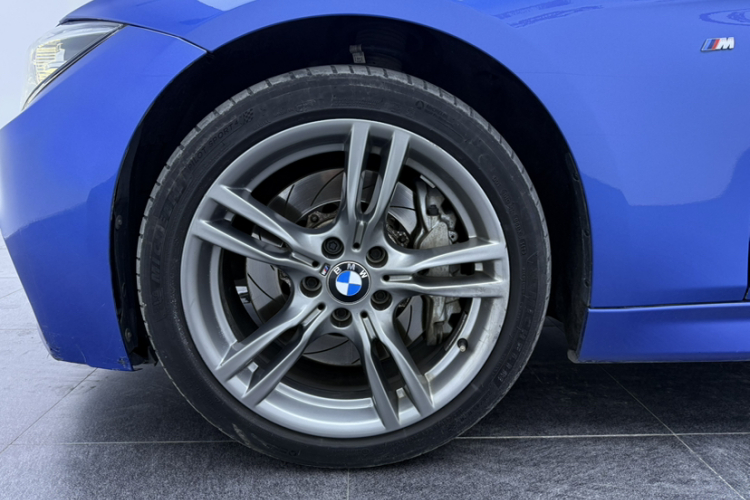 BMW 3 Series 2018 car image #15