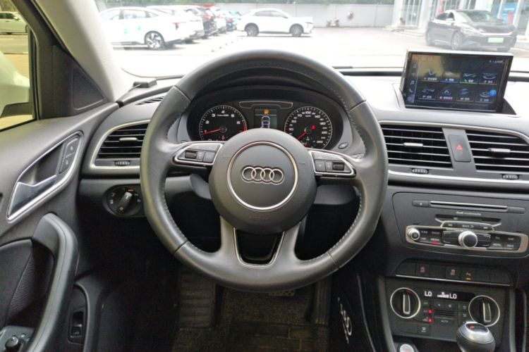 Audi Q3 2019 car image #11