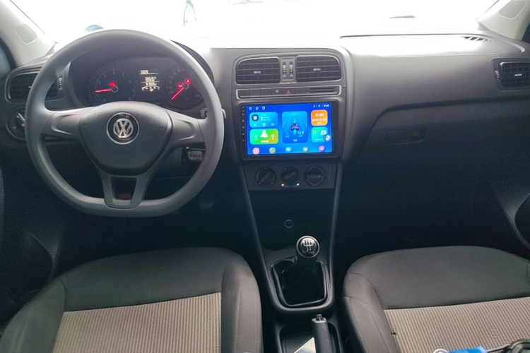 Volkswagen Polo 2015 car image #10
