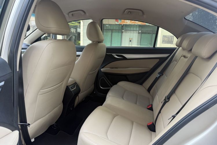 GEELY Emgrand 2019 car image #17