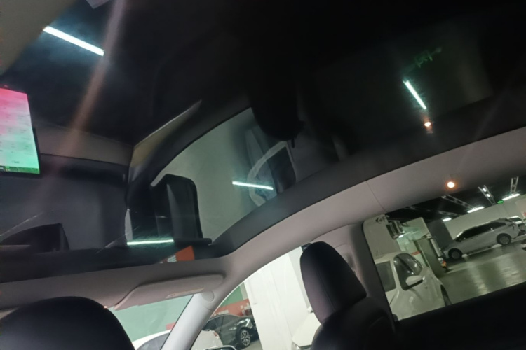 Tesla Model Y 2022 car image #18