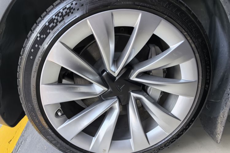 Tesla Model Y 2025 car image #9