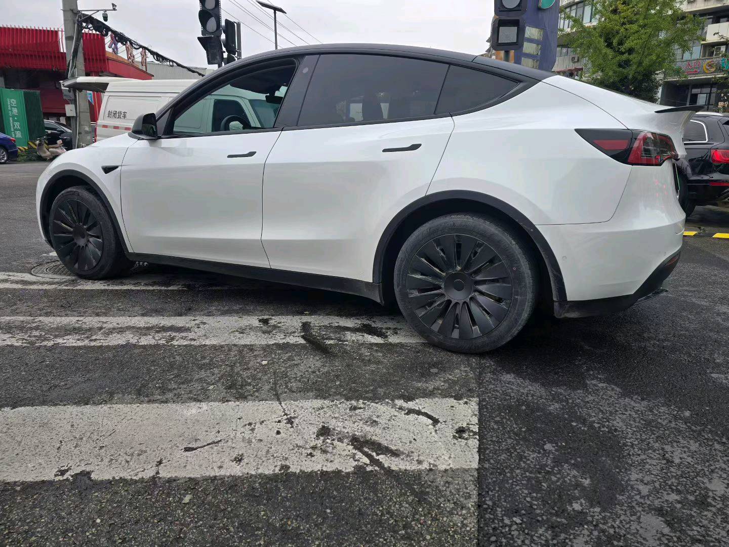 Tesla Model Y 2024 car image #10