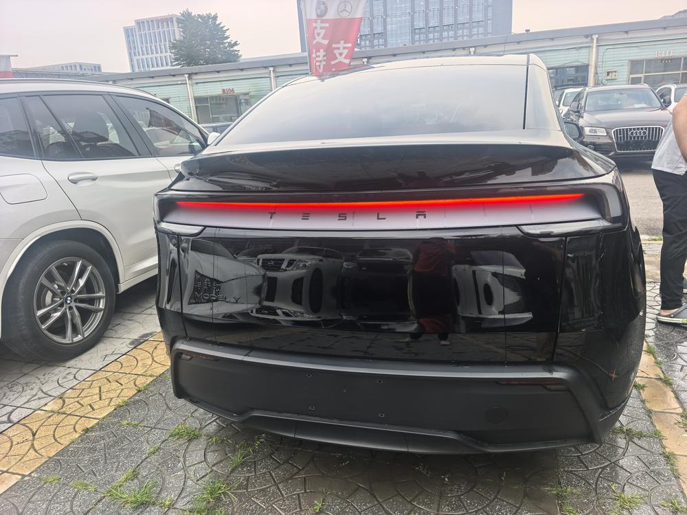 Tesla Model Y 2026 car image #9