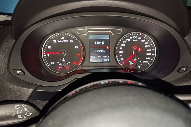 Audi Q3 2015 car image #14