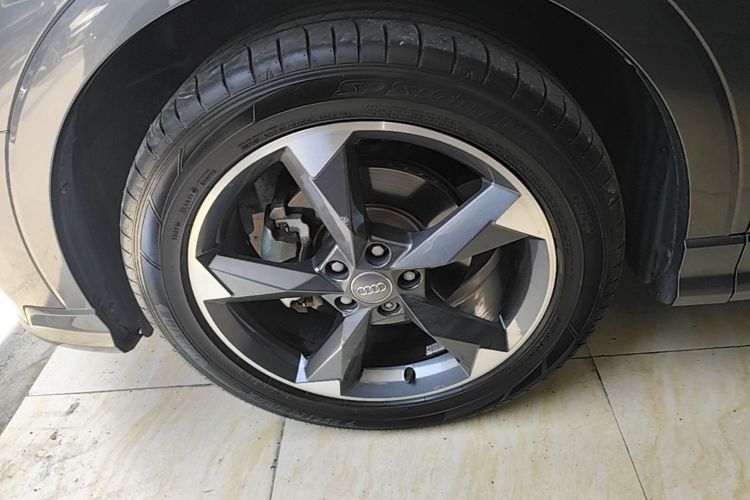 Audi Q3 2020 car image #9