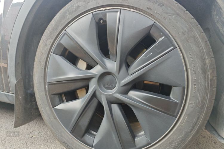 Tesla Model Y 2024 car image #9
