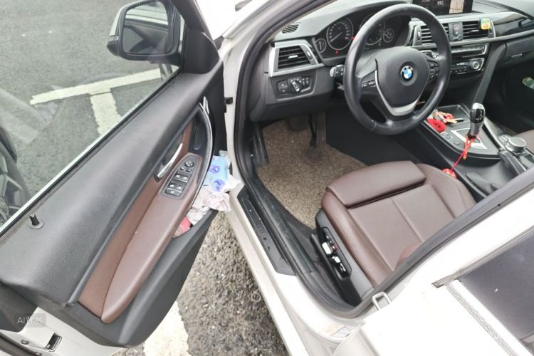 BMW 3 Series 2019 car image #18
