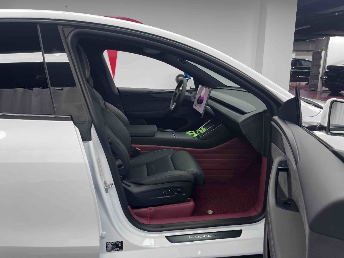 Tesla Model Y L 2026 #10 Tesla Model Y L 2026 car image #10