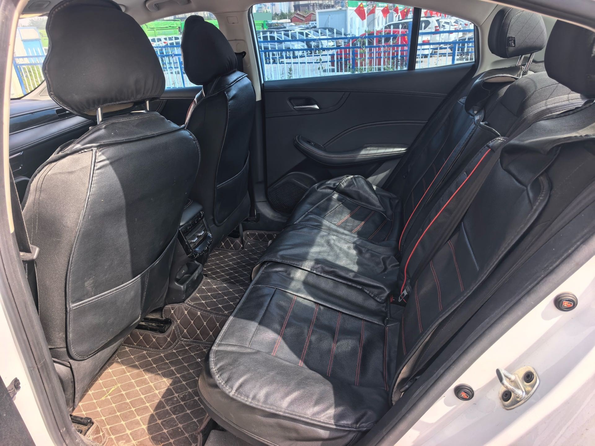 Roewe i5 2023 immagine di auto #6