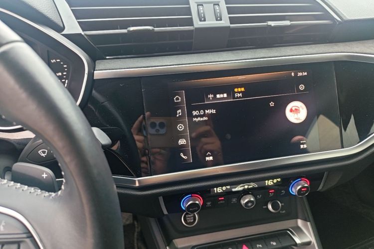 Audi Q3 2021 car image #13