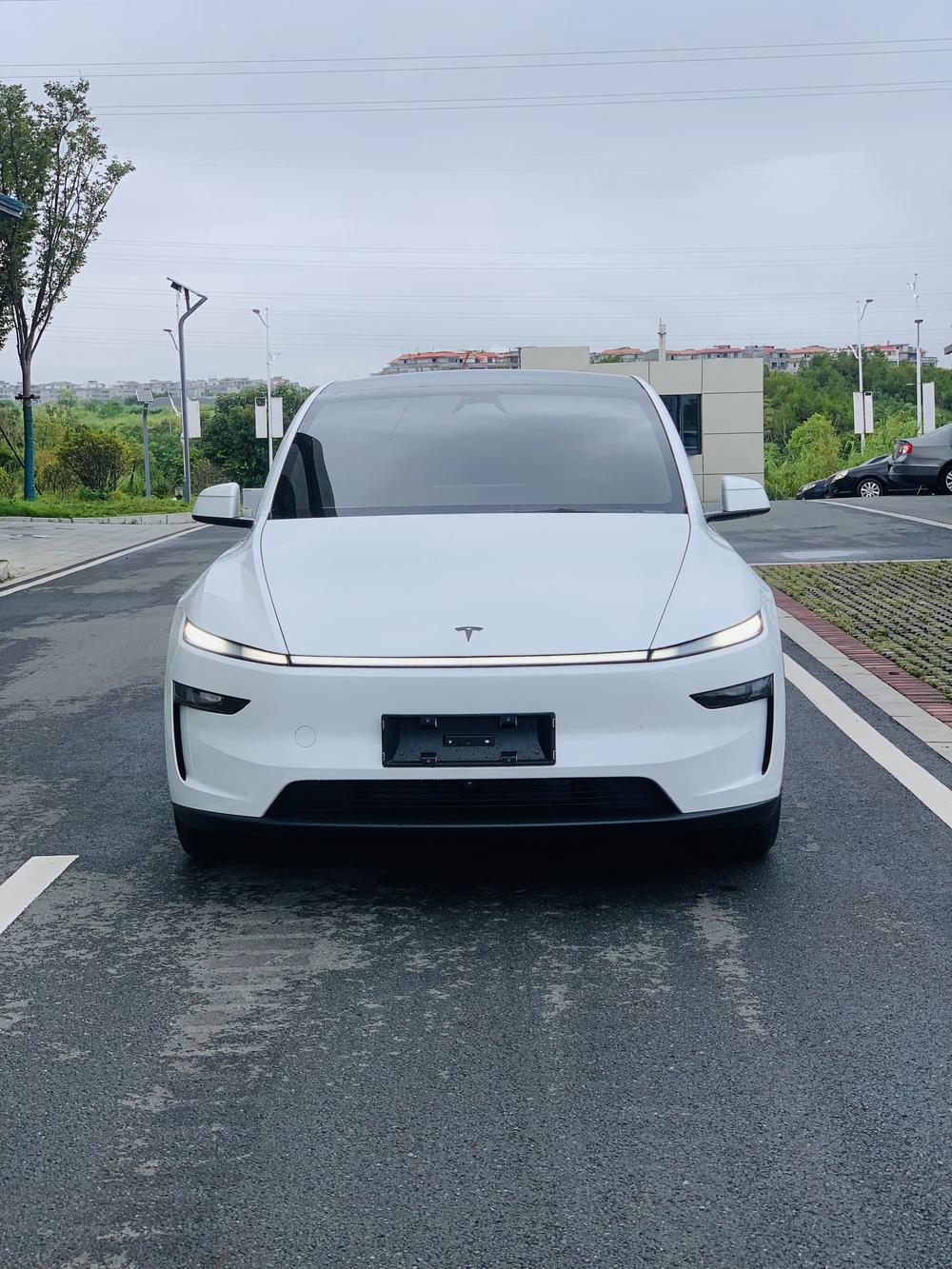 Tesla Model Y 2026 #2 Tesla Model Y 2026 car image #2