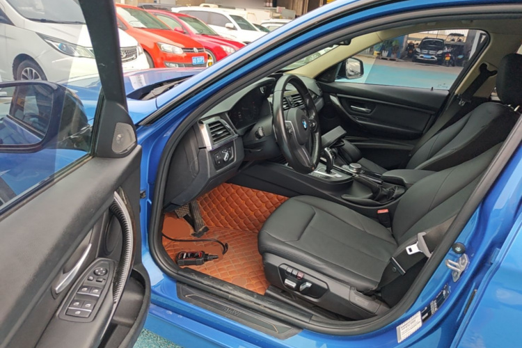 BMW 3 Series 2019 car image #16