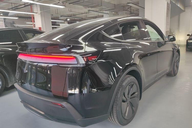 Tesla Model Y 2026 #7 Tesla Model Y 2026 car image #7