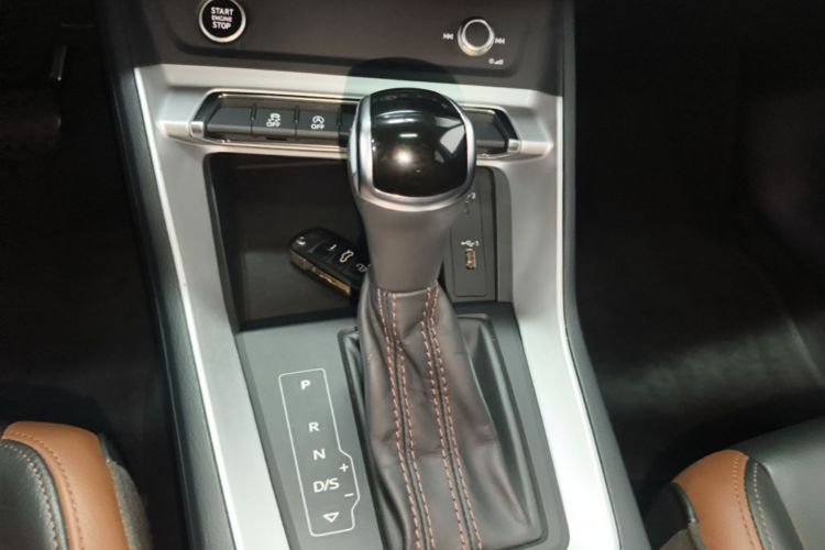 Audi Q3 2020 car image #14