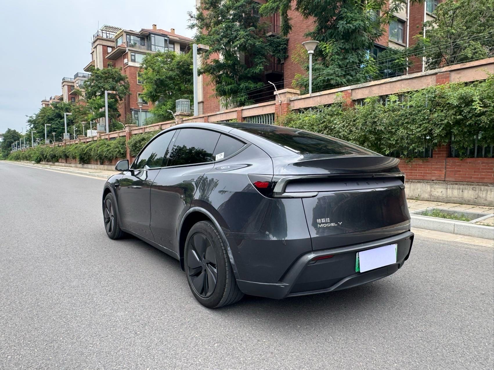 Tesla Model Y 2025 #7 Tesla Model Y 2025 car image #7