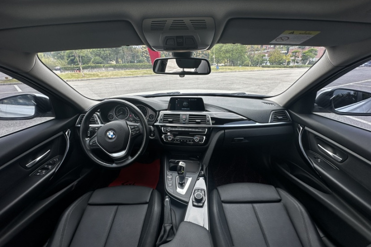 BMW 3 Series 2018 car image #19